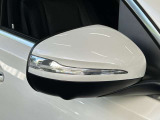 リアバンパー左右のレーダーセンサーにより車両の斜め後ろのミラーで見えない死角エリアに車両や自転車がいることを警告します。更に、側面衝突の危機があるときはブレーキを自動制御して危険回避をサポートします。