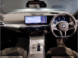 BMWのメーターパネルは選曲や、ラジオのチャンネルなども表示可能です。運転中に目線が泳ぐことなく、安全で疲れにくいです。