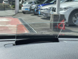 ダッシュボードに装備されている「ヘッドアップディスプレイ」です。車速や制限速度、Travel Assistなどの運転支援ステータス、ナビゲーションのルート案内などが表示されます。
