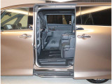 スライドドアは開口部も広く風の強い日なども隣の車両を気にする事なく開閉できます。 お子様の急なドア開けなどもなく安心です
