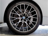 【BMWアロイホイル】軽量かつ強度に拘ったアロイホイル。走行性能ポテンシャルを引き出す設計。車の足元を引き締めてくれる大きなポイントはアロイホイルです。