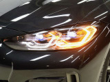 LEDヘッドライトは先進のLEDテクノロジーを採用。照射される白色光の周波性は太陽に近くバイキセノンヘッドライトを上回るコントラストでさらに明るく輝きます。