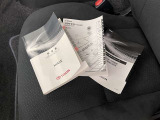 メンテナンスノート、取扱説明書です。 その車の整備記録が事細やかに記録されています。 車が生まれてから今までどのような道を歩んできたのか判るとても重要な物ですよ。