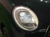対象物が見やすく白く明るい光で夜間走行をサポートするBi-Angle LEDヘッドランプ(オートレベリング機能・LEDクリアランスランプ付き)を搭載