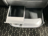 引き出し式のトレイとカップホルダーが付いているので便利です♪