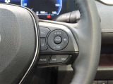 右側ステアリングスイッチ。ステアリングから手を離さずに操作できるので、運転に集中できます。
