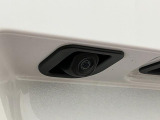 【バックカメラ】 駐車時に車両後方の様子を見ることができるので、運転の不安を軽くします。