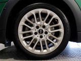 BMW純正アルミホイールです。納車時にはアルミホイールコーティングも承っております!是非ご検討下さいませ。