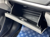 [グローブボックス]助手席側にあるグローブボックスには車検証もバッチリ入ります♪