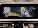 【バックモニター】&rdquo;R&rdquo;レンジにシフトチェンジして頂くとバックカメラとセンサーが起動し駐停車時の運転をサポートします。