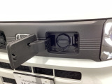 急速充電は車内のボタンを操作して開け、あとは充電コネクターを差すだけで充電開始します。簡単な充電操作と、フタの開け方を変えることで差し間違いを防げる安心感。