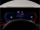 【メーターパネル】最も重要なスピード・メーターとタコ・メーターとを共に同じ位置に最大限の大きさで配置。ドライビング中のドライバーの視線を可能な限り逸らす事無く安心安全なドライビングをしてもらう拘りです