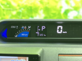 速度やシフト位置、燃料残量などの情報がまとまって表示され、運転中に必要な情報を確認しやすい配置です。表示の区分が見分けやすく、出発前や停車時の車両状況のチェックにも役立ちます。日常使いに便利です。