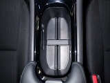 シート脇に便利な収納スペースを備えてあります。使ってください♪