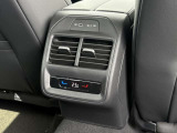 運転席・助手席・後席で個別に温度調整が可能な3ゾーンフルオートエアコン。乗る人それぞれに快適な空調を提供します。