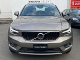 初度登録から6年未満および走行距離60,000km以内の車両の中からさらに、専門スタッフによる厳しいチェックのもと、内外装・機関において一定の基準をクリアした車のみを、VOLVO SELEKTと認定。