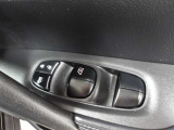 運転席はオートパワーウィンドウ☆窓の全閉全開が自動で出来るので便利ですよ♪