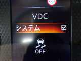 【横滑り防止】ハンドル操作や滑りやすい路面を走行中、横滑りを感知すると自動的に車両の進行を保つよう制御!