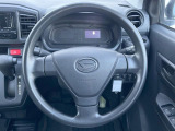 インテリアに合わせたデザインのステアリングは、運転される方のことも考え、運転しやすい形状、大きさです。是非一度、実際に触ってお確かめください。
