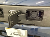急速充電は車内のボタンを操作して開け、あとは充電コネクターを差すだけで充電開始します。簡単な充電操作と、フタの開け方を変えることで差し間違いを防げる安心感。