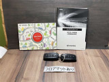 ユーザーガイドとメンテナンスノートとスマートキーが付いています。