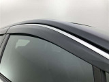 ドアバイザーも付いています。雨の日に少し窓を開けても、雨水が入りにくく、喫煙する方などにも強い味方です。