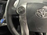 ステアリングスイッチ付きで、運転中に視線を前に向けたまま操作できます。