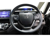 運転中もハンドルでの操作が可能です。特に高速道路等の目が離せない運転時には、便利さだけでなく、安全性も兼ね備えております。