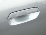 キーをポケットやバッグに入れておけば、車に近づいたり遠ざかったりするだけでアンロック/ロックしてくれます!