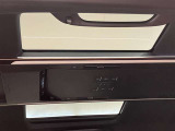オプションのムーンルーフです。ガラス部は開閉しませんがローラーブラインドが電動で開閉します。