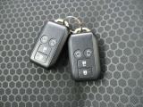 【スマートキー】かばんやポケットに携帯するだけで、ドアの開け閉め・エンジンの始動が可能です。また、ボタン操作でもドアの開け閉めが可能です。