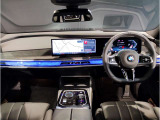 【ドライバーコックピット】人間工学に基づきドライバー中心にすべての操作パネルを設計。ドライバーが直感的に操作できる様にドライバー側にわずかに傾斜。常に運転に最適な姿勢/視線を保つ事が出来ます!