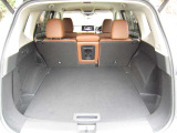 旅行バッグやアウトドア用品を載せやすい荷室。休日のレジャーにも頼れる実用性があります。