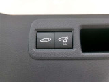 パワーバックドア機能付きです。高さや重さでバックドアの開閉って意外と大変ですが、電動で楽々です!