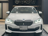 【キドニーグリル】BMWの代名詞。一目見ただけでBMWであると認識できる確固たるアイコンとして存在感を放ちます。キドニーグリルは80年以上続く伝統の形でございます。変わらないこだわりのデザインが、