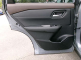 助手席側リヤドア内張。