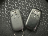 スマートキーをポケットやバッグに携帯していれば、キーを取り出すことなくドアハンドルを握り解錠、ドアハンドルのセンサーに触れるだけで施錠できます。