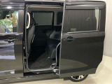【両側オートスライドドア】子供を乗せたりするのにも隣のお車を気にせずストレスフリー★雨の日などはリモコンキーからドアの開閉ができとても便利♪