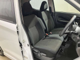 【運転席・助手席転席】運転席の足もともゆったりで長距離ドライブでも快適に★