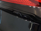 パワーバックドアを装備しています。開閉スイッチは車両側面両側に配置、後ずさりすることなく開閉できます。