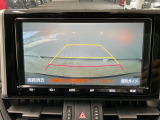 【バックカメラ】運転が苦手な方も車庫入れラクラクです!ギアをリバースに入れれば自動的に切り換わりますので、面倒な操作は不要です♪狭い駐車場もお車を傷つけず安心ですね!