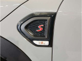 フロントタイヤより前の重量をなくし、車の運動性能を高めております。フロントタイヤから鼻先までが短いため、数値にてあらわれる「最小回転半径」より、小回りが利くことを実感いただけると思います。