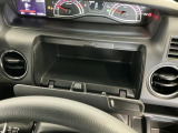 【インパネアッパーボックス】サッと取り出せてサッとしまえる、運転席の目の前にはボックスが装備されております!薄型のボックスティッシュなど収納可能☆