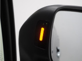 ◆ブラインドスポットモニター◆走行中の死角になりやすい自車の斜め後方車両を検知し、ドライバーへ注意を促すことで運転負荷を軽減する機能です。車線変更を支援。