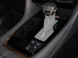 電動パーキングブレーキ・ブレーキホールドを装備してます。ホールド機能は信号待ちが多い一般道で疲労軽減になり、大好評です!