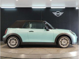 ご納車後も全国約200拠店のMINI正規ディーラーサービス工場にて保証対応いたします。お近くのMINI正規ディーラーをご案内の上、アフターメンテナンスをお受け頂けますので、安心してお乗りいただけます!!