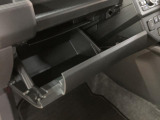 助手席側にもグローブボックスと上部に小型のボックスティッシュ等がおけるスペースもあります☆