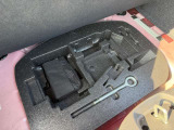 トランクルーム下には、パンク修理キットがございます。