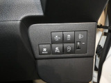 【各種スイッチ】衝突警報など安全運転をサポートするスマートアシスト機能が集約されています。日々の運転を心強く見守ってくれます。