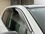 ドアバイザーも付いています。雨の日に少し窓を開けても、雨水が入りにくく、喫煙する方などにも強い味方です。